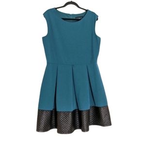 🌟 Tiana B Teal Black Sleeveless Pleat Quilted Dress